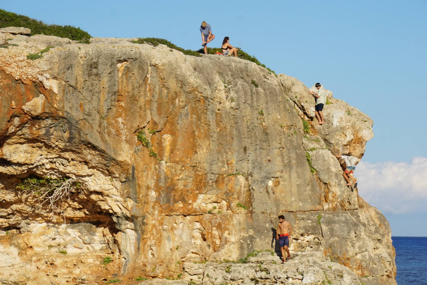 Freundgruppe am Fels auf Mallorca macht sich bereit für Deep Water Sloling