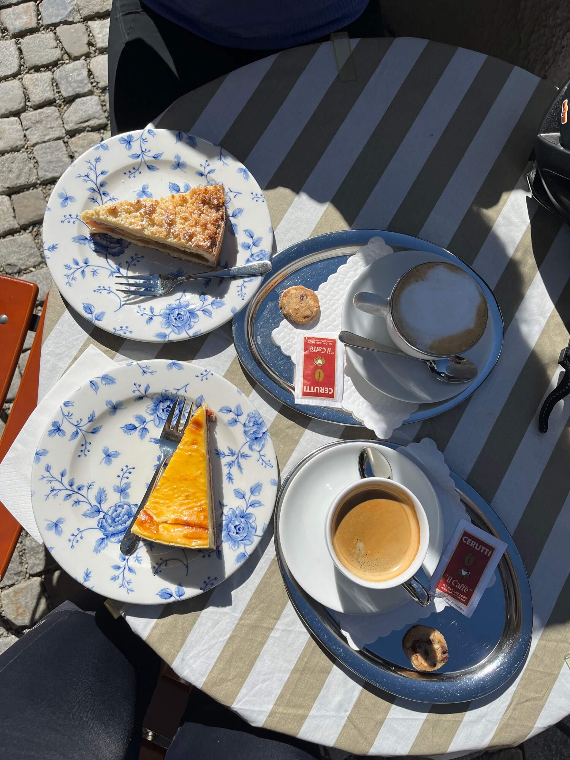 Kaffee und Kuchen in einem Café von oben fotografiert