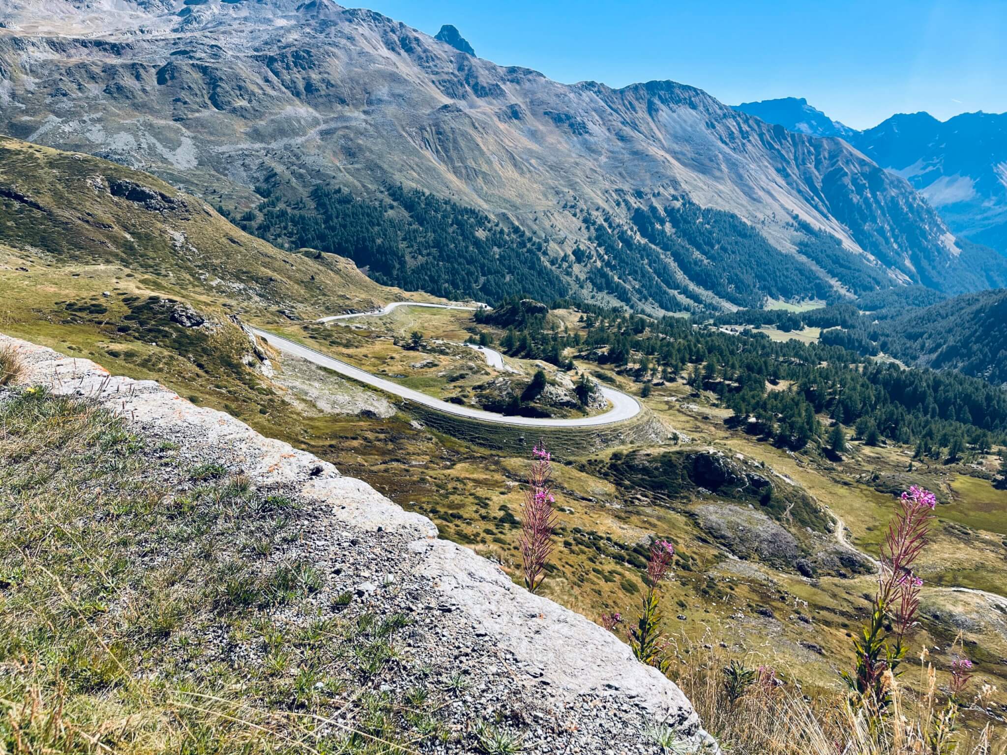 Berninapass mit Bergkulisse im Hintergrund
