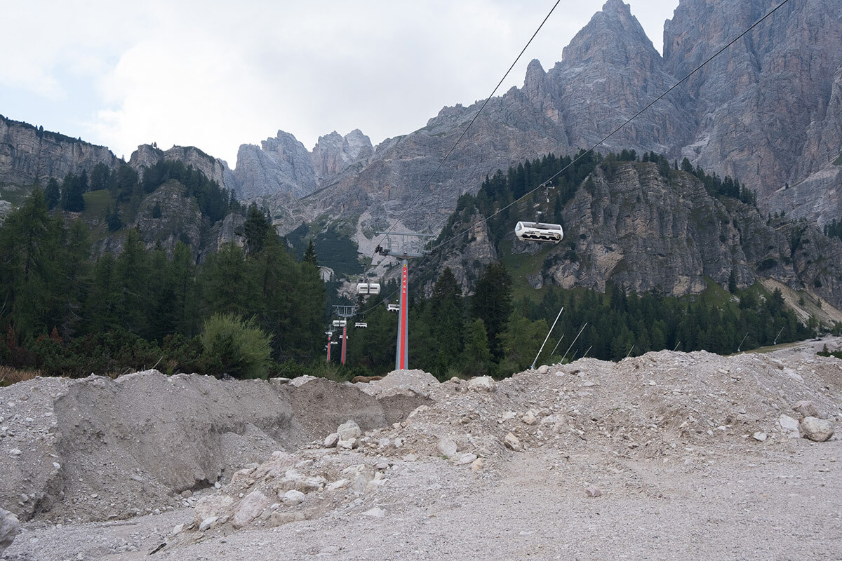 Seilbahn in schneelosem Skigebiet in Mailand