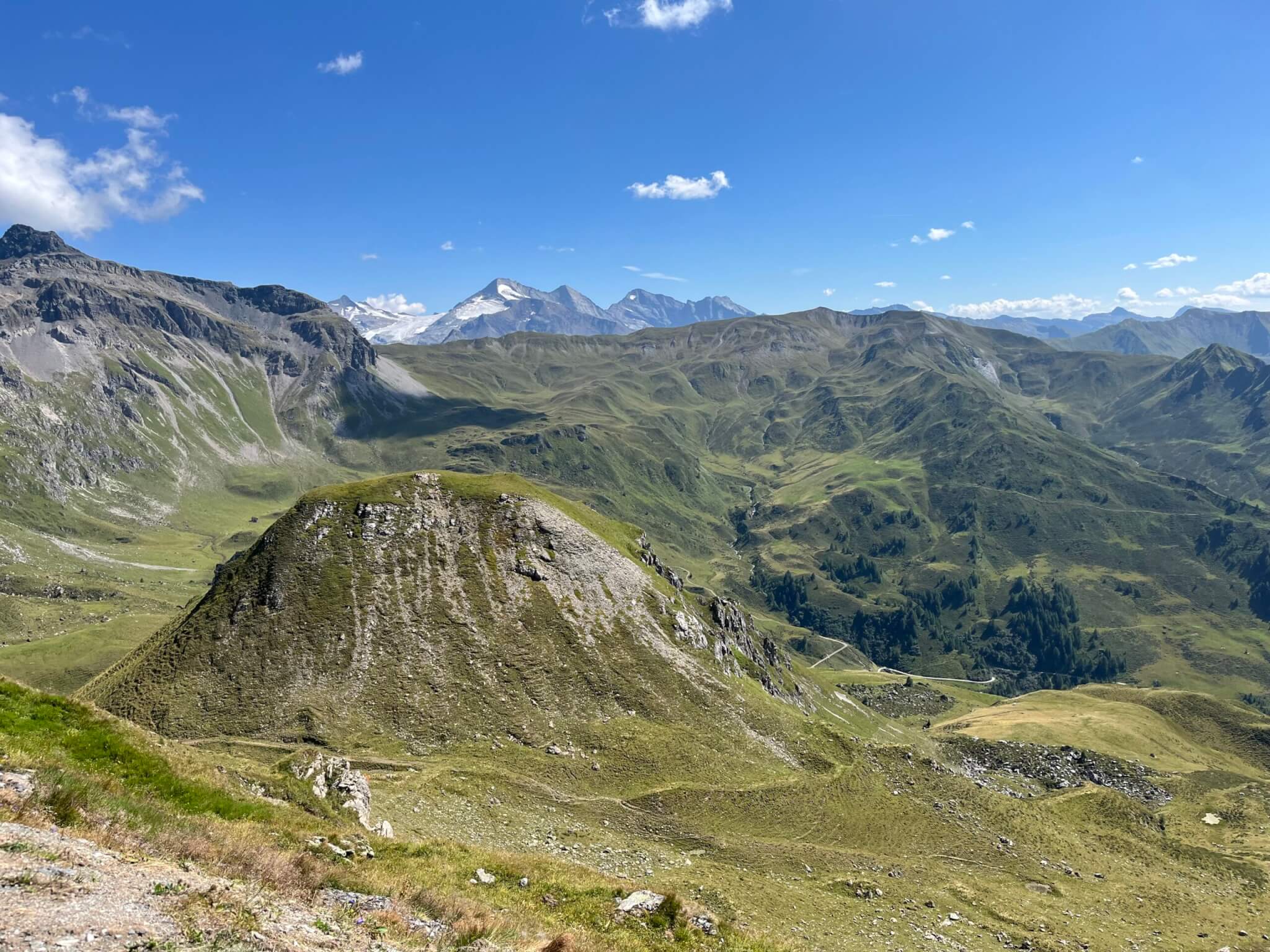Blick vom Berg in ein grünes Tal