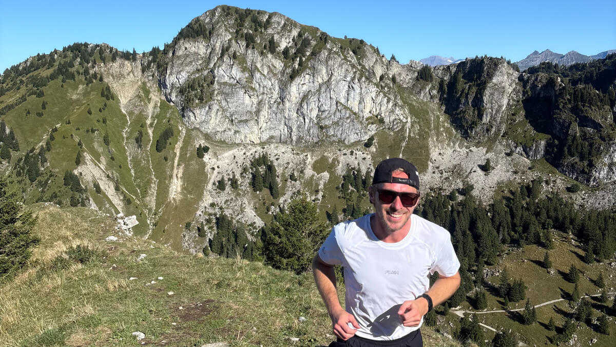 Wendall vor Bergpanorama beim Trailrun