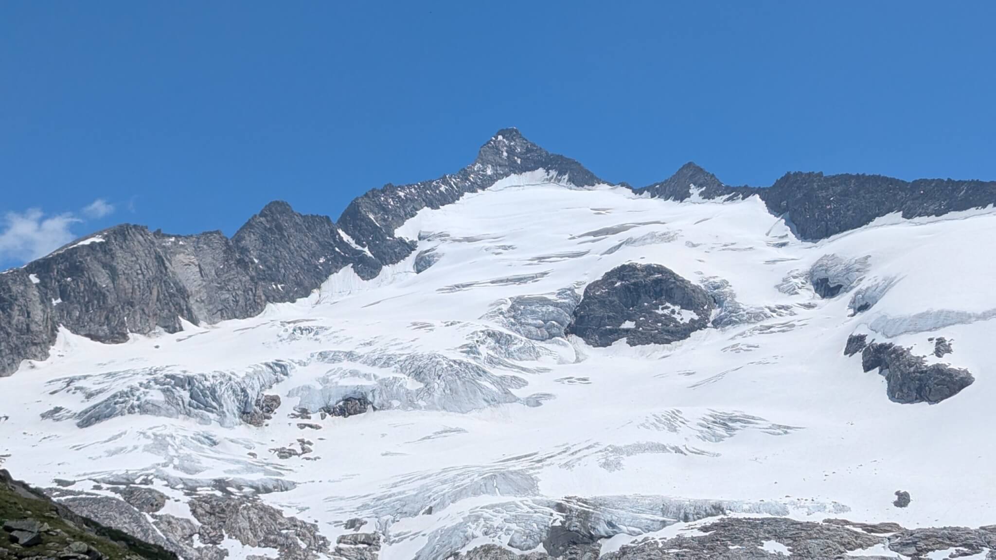 Blick von unten auf den Großvenediger samt Gletscher