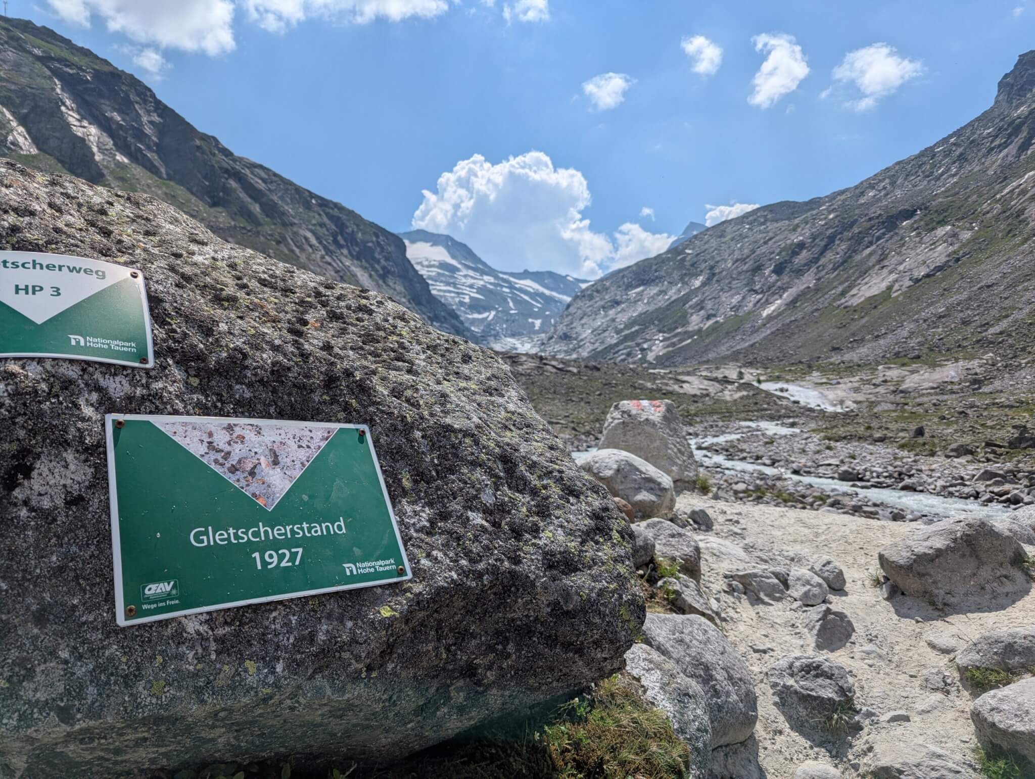 Blick bergan auf Gletschertal samt Lehrpfad