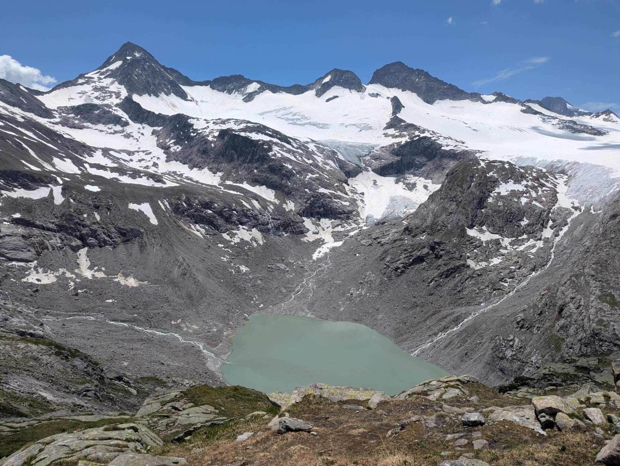 Gletschersee mit umliegenden Bergen