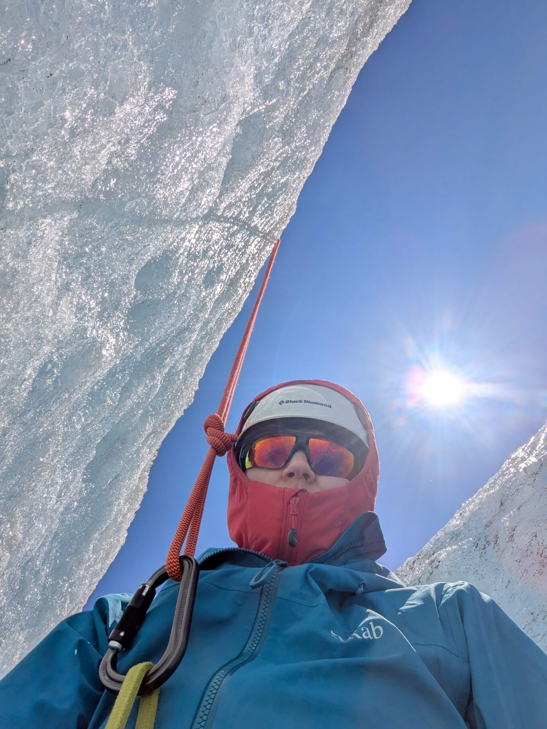 Selfie von Frau in Gletscherspalte mit Sonne im Hintergrund