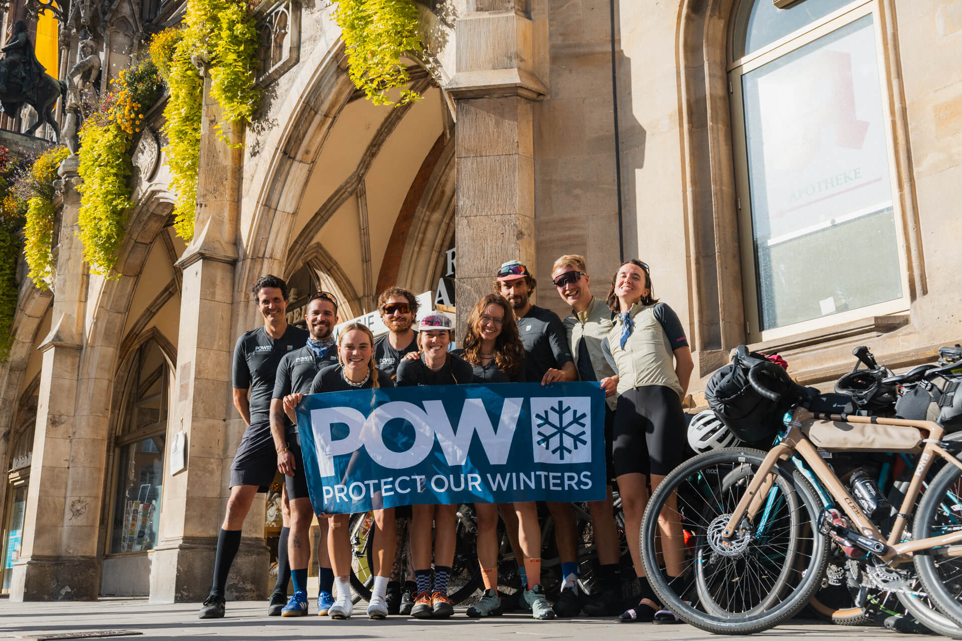 Bikepacking Crew mit POW Banner vor Münchner Rathaus